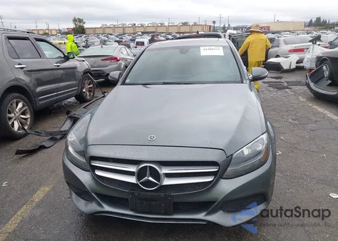 2018 Mercedes-Benz C 300 z USA, uszkodzony, nr VIN 55SWF4JB4JU275114